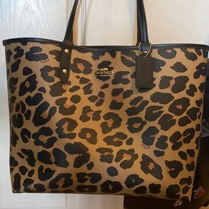 Leopard Print and Black REVERSIBLE 🤩🤩 Coach Handbag in EXCELLENT condition